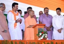 गोरखपुर में 926 करोड़ रुपये की 226 विकास परियोजनाओं के लोकार्पण और शिलान्यास के दौरान मुख्यमंत्री योगी आदित्यनाथ ने कहा कि पिछले नौ वर्षों में शहर ने बीमारी, अपराध, जलभराव और बदहाल व्यवस्था से निकलकर विकास का नया अध्याय लिखा है। उन्होंने स्वास्थ्य, शिक्षा, पर्यटन, खेल और बुनियादी ढांचे में हुए बदलावों को गिनाते हुए गोरखपुर को देश के लिए आदर्श शहरी विकास मॉडल बताया। साथ ही सुपोषण मिशन के दूसरे चरण का भी शुभारंभ किया।