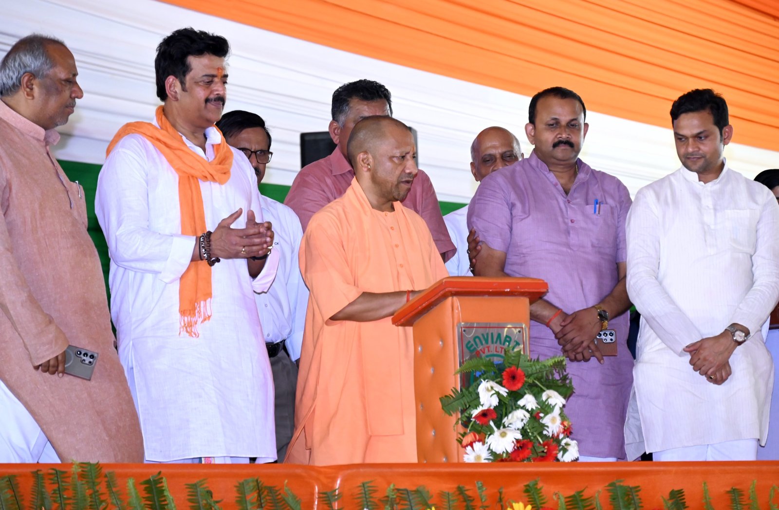 गोरखपुर में 926 करोड़ रुपये की 226 विकास परियोजनाओं के लोकार्पण और शिलान्यास के दौरान मुख्यमंत्री योगी आदित्यनाथ ने कहा कि पिछले नौ वर्षों में शहर ने बीमारी, अपराध, जलभराव और बदहाल व्यवस्था से निकलकर विकास का नया अध्याय लिखा है। उन्होंने स्वास्थ्य, शिक्षा, पर्यटन, खेल और बुनियादी ढांचे में हुए बदलावों को गिनाते हुए गोरखपुर को देश के लिए आदर्श शहरी विकास मॉडल बताया। साथ ही सुपोषण मिशन के दूसरे चरण का भी शुभारंभ किया।