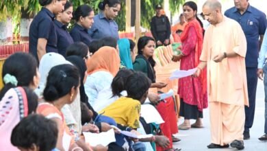गोरखपुर में आयोजित जनता दर्शन कार्यक्रम में मुख्यमंत्री योगी आदित्यनाथ ने जरूरतमंद लोगों को भरोसा दिलाया कि इलाज, आवास और अन्य मूलभूत सुविधाओं के लिए सरकार हर संभव सहायता प्रदान करेगी। उन्होंने कहा कि गंभीर मरीजों के इलाज हेतु आयुष्मान कार्ड बनवाया जाएगा और आवश्यकता पड़ने पर विवेकाधीन कोष से भी मदद दी जाएगी। जनता दर्शन में करीब 200 लोगों की समस्याएं सुनते हुए मुख्यमंत्री ने अधिकारियों को सभी मामलों का समयबद्ध, निष्पक्ष और संतोषजनक निस्तारण सुनिश्चित करने के निर्देश दिए।