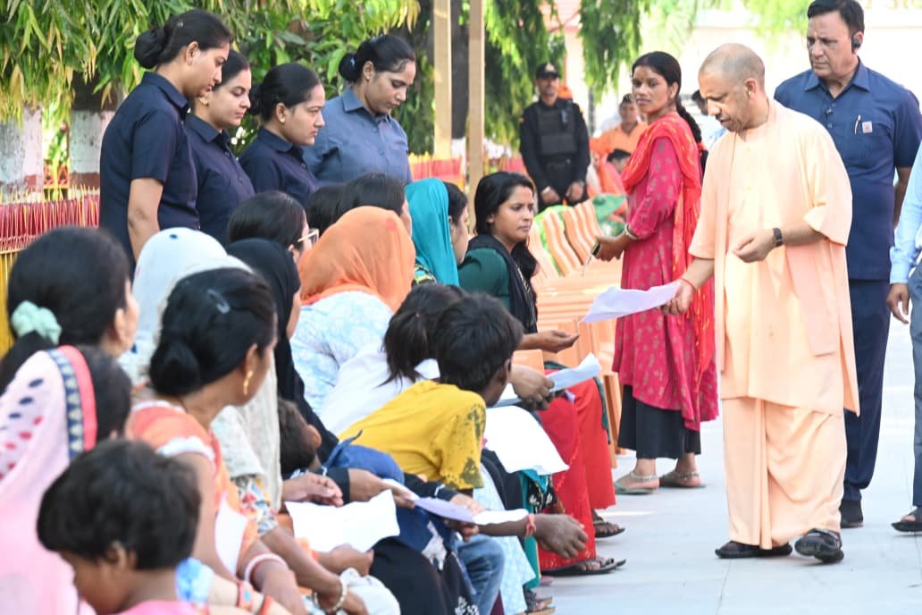 गोरखपुर में आयोजित जनता दर्शन कार्यक्रम में मुख्यमंत्री योगी आदित्यनाथ ने जरूरतमंद लोगों को भरोसा दिलाया कि इलाज, आवास और अन्य मूलभूत सुविधाओं के लिए सरकार हर संभव सहायता प्रदान करेगी। उन्होंने कहा कि गंभीर मरीजों के इलाज हेतु आयुष्मान कार्ड बनवाया जाएगा और आवश्यकता पड़ने पर विवेकाधीन कोष से भी मदद दी जाएगी। जनता दर्शन में करीब 200 लोगों की समस्याएं सुनते हुए मुख्यमंत्री ने अधिकारियों को सभी मामलों का समयबद्ध, निष्पक्ष और संतोषजनक निस्तारण सुनिश्चित करने के निर्देश दिए।