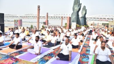 वाराणसी के नमो घाट पर सोमवार को योग सप्ताह का भव्य शुभारंभ हुआ। अंतरराष्ट्रीय योग दिवस से पहले आयोजित इस कार्यक्रम में 350 से अधिक लोगों ने सामूहिक योगाभ्यास कर स्वस्थ जीवन का संदेश दिया। प्रदेश सरकार के मंत्री डॉ. दयाशंकर मिश्र ‘दयालु’ और राज्यमंत्री हंसराज विश्वकर्मा ने योग को दैनिक जीवन का हिस्सा बनाने का आह्वान किया। 15 से 21 जून तक शहर के विभिन्न पार्कों, घाटों और ग्रामीण क्षेत्रों में योग कार्यक्रम आयोजित किए जाएंगे।