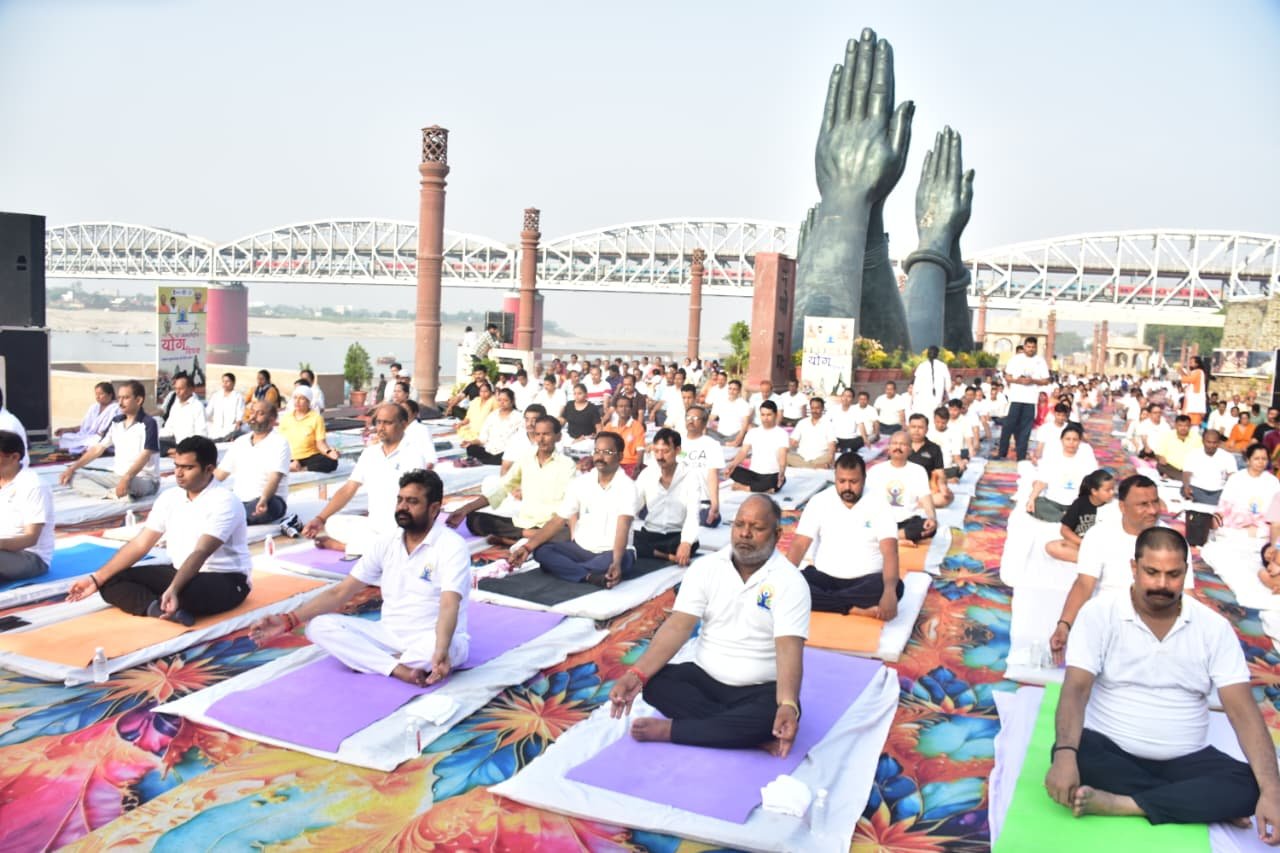 वाराणसी के नमो घाट पर सोमवार को योग सप्ताह का भव्य शुभारंभ हुआ। अंतरराष्ट्रीय योग दिवस से पहले आयोजित इस कार्यक्रम में 350 से अधिक लोगों ने सामूहिक योगाभ्यास कर स्वस्थ जीवन का संदेश दिया। प्रदेश सरकार के मंत्री डॉ. दयाशंकर मिश्र ‘दयालु’ और राज्यमंत्री हंसराज विश्वकर्मा ने योग को दैनिक जीवन का हिस्सा बनाने का आह्वान किया। 15 से 21 जून तक शहर के विभिन्न पार्कों, घाटों और ग्रामीण क्षेत्रों में योग कार्यक्रम आयोजित किए जाएंगे।