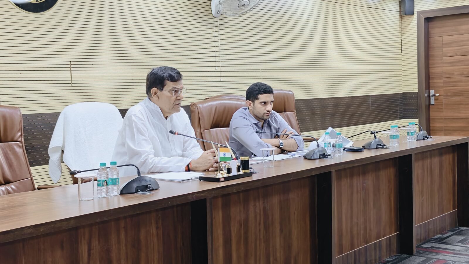 स्वच्छ और सुंदर काशी के लक्ष्य को साकार करने के लिए वाराणसी नगर निगम आधुनिक तकनीक का उपयोग करने जा रहा है। डोर-टू-डोर कूड़ा संग्रहण वाहनों में कैमरे लगाए जाएंगे, जिनसे सफाई व्यवस्था, सड़क गड्ढों और दिन में जलने वाली स्ट्रीट लाइटों की निगरानी होगी। नगर विकास मंत्री एके शर्मा की समीक्षा बैठक में बताया गया कि 22 वार्डों में सीवर और पेयजल परियोजनाओं पर तेजी से काम चल रहा है। साथ ही शहर में मियावाकी वन और 10 नए थीम पार्क भी विकसित किए जाएंगे।
