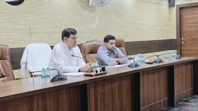 स्वच्छ और सुंदर काशी के लक्ष्य को साकार करने के लिए वाराणसी नगर निगम आधुनिक तकनीक का उपयोग करने जा रहा है। डोर-टू-डोर कूड़ा संग्रहण वाहनों में कैमरे लगाए जाएंगे, जिनसे सफाई व्यवस्था, सड़क गड्ढों और दिन में जलने वाली स्ट्रीट लाइटों की निगरानी होगी। नगर विकास मंत्री एके शर्मा की समीक्षा बैठक में बताया गया कि 22 वार्डों में सीवर और पेयजल परियोजनाओं पर तेजी से काम चल रहा है। साथ ही शहर में मियावाकी वन और 10 नए थीम पार्क भी विकसित किए जाएंगे।