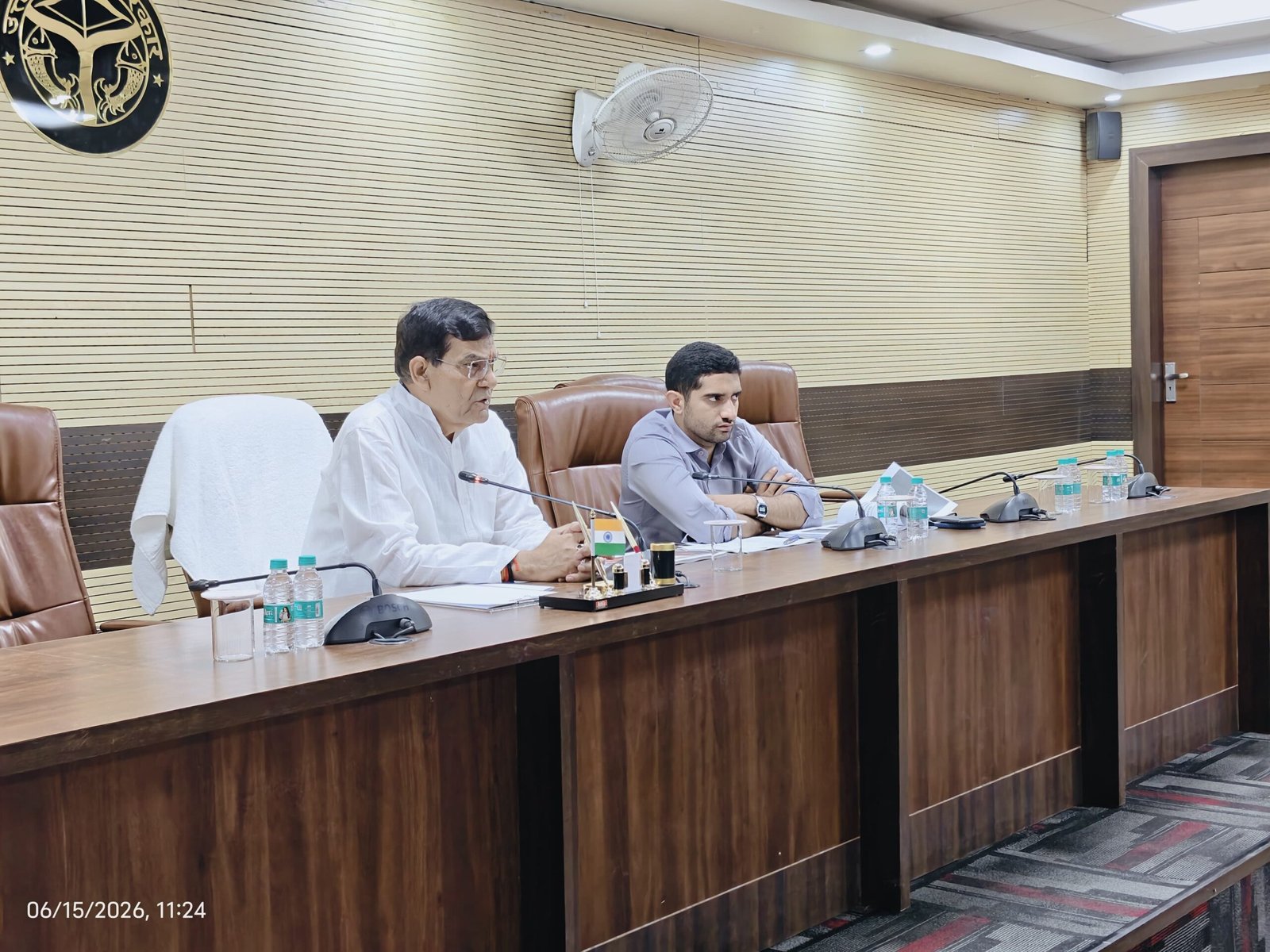 स्वच्छ और सुंदर काशी के लक्ष्य को साकार करने के लिए वाराणसी नगर निगम आधुनिक तकनीक का उपयोग करने जा रहा है। डोर-टू-डोर कूड़ा संग्रहण वाहनों में कैमरे लगाए जाएंगे, जिनसे सफाई व्यवस्था, सड़क गड्ढों और दिन में जलने वाली स्ट्रीट लाइटों की निगरानी होगी। नगर विकास मंत्री एके शर्मा की समीक्षा बैठक में बताया गया कि 22 वार्डों में सीवर और पेयजल परियोजनाओं पर तेजी से काम चल रहा है। साथ ही शहर में मियावाकी वन और 10 नए थीम पार्क भी विकसित किए जाएंगे।