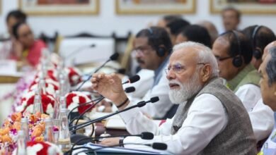 नई दिल्ली में नीति आयोग की 11वीं संचालन परिषद बैठक को संबोधित करते हुए प्रधानमंत्री नरेन्द्र मोदी ने विकसित भारत के लक्ष्य को प्राप्त करने के लिए राज्यों के बीच सहयोग, संवाद और सामूहिक जिम्मेदारी पर बल दिया। उन्होंने युवा आबादी को देश की सबसे बड़ी शक्ति बताते हुए मांग-आधारित शिक्षा एवं कौशल विकास की आवश्यकता बताई। प्रधानमंत्री ने महिला सशक्तिकरण, रोजगार सृजन, एमएसएमई विकास तथा मुक्त व्यापार समझौतों से मिलने वाले अवसरों का उल्लेख करते हुए राज्यों से विकास में सक्रिय भागीदारी का आह्वान किया।