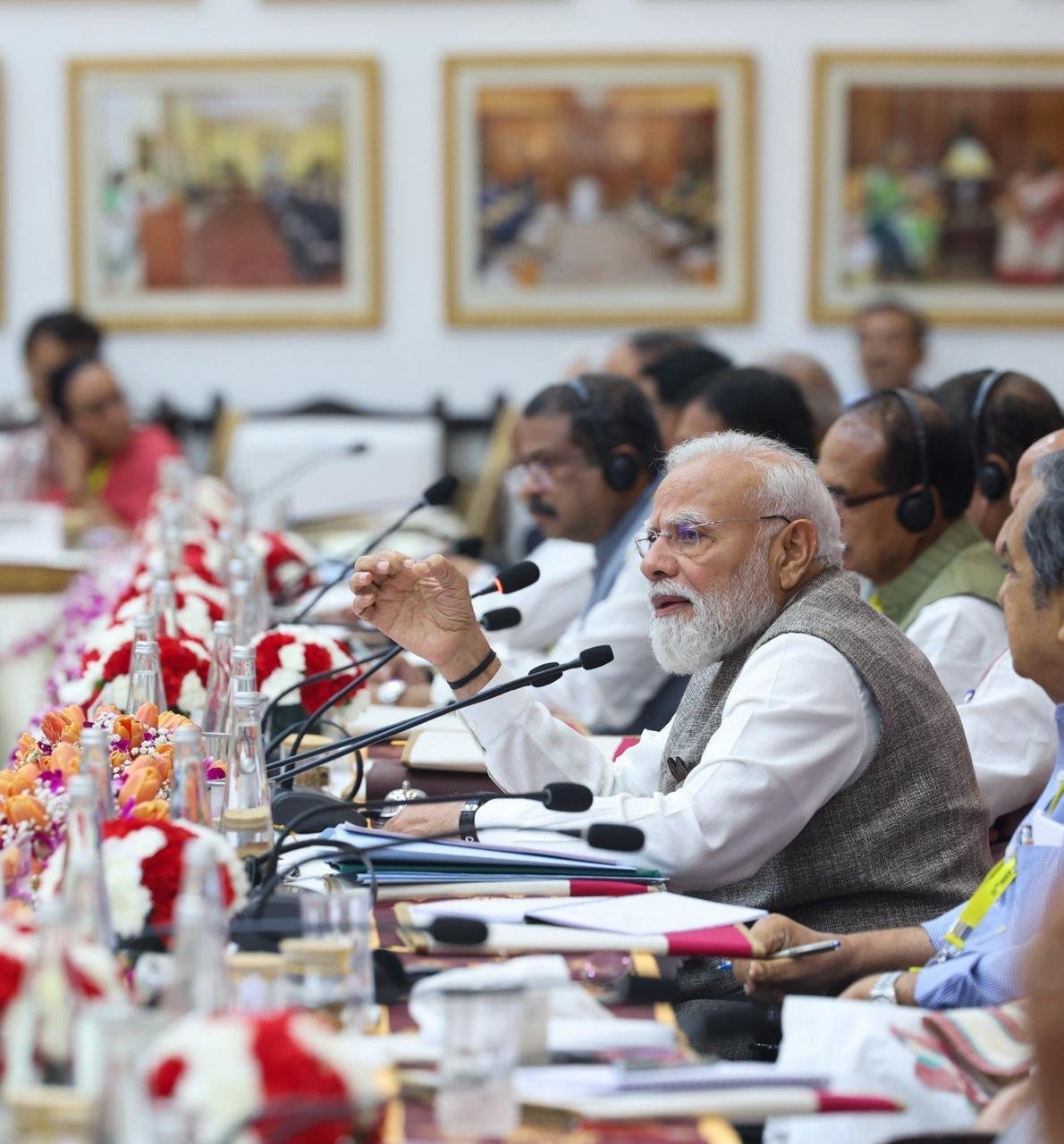 नई दिल्ली में नीति आयोग की 11वीं संचालन परिषद बैठक को संबोधित करते हुए प्रधानमंत्री नरेन्द्र मोदी ने विकसित भारत के लक्ष्य को प्राप्त करने के लिए राज्यों के बीच सहयोग, संवाद और सामूहिक जिम्मेदारी पर बल दिया। उन्होंने युवा आबादी को देश की सबसे बड़ी शक्ति बताते हुए मांग-आधारित शिक्षा एवं कौशल विकास की आवश्यकता बताई। प्रधानमंत्री ने महिला सशक्तिकरण, रोजगार सृजन, एमएसएमई विकास तथा मुक्त व्यापार समझौतों से मिलने वाले अवसरों का उल्लेख करते हुए राज्यों से विकास में सक्रिय भागीदारी का आह्वान किया।