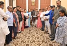 नई दिल्ली में तृणमूल कांग्रेस के 20 लोकसभा सांसदों ने पार्टी नेतृत्व के खिलाफ बड़ा कदम उठाते हुए लोकसभा अध्यक्ष से सदन में अलग बैठने की अनुमति मांगी है। बागी सांसदों ने 'नेशनलिस्ट सिटिजन्स पार्टी' में विलय का दावा करते हुए प्रधानमंत्री के नेतृत्व वाले NDA के साथ काम करने की बात कही है। दूसरी ओर, अभिषेक बनर्जी ने लोकसभा अध्यक्ष को पत्र लिखकर किसी भी अलग गुट को मान्यता न देने का आग्रह किया है। इस घटनाक्रम से पश्चिम बंगाल की राजनीति में हलचल तेज हो गई है।