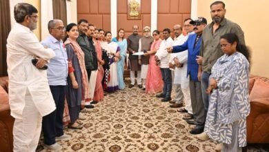 नई दिल्ली में तृणमूल कांग्रेस के 20 लोकसभा सांसदों ने पार्टी नेतृत्व के खिलाफ बड़ा कदम उठाते हुए लोकसभा अध्यक्ष से सदन में अलग बैठने की अनुमति मांगी है। बागी सांसदों ने 'नेशनलिस्ट सिटिजन्स पार्टी' में विलय का दावा करते हुए प्रधानमंत्री के नेतृत्व वाले NDA के साथ काम करने की बात कही है। दूसरी ओर, अभिषेक बनर्जी ने लोकसभा अध्यक्ष को पत्र लिखकर किसी भी अलग गुट को मान्यता न देने का आग्रह किया है। इस घटनाक्रम से पश्चिम बंगाल की राजनीति में हलचल तेज हो गई है।