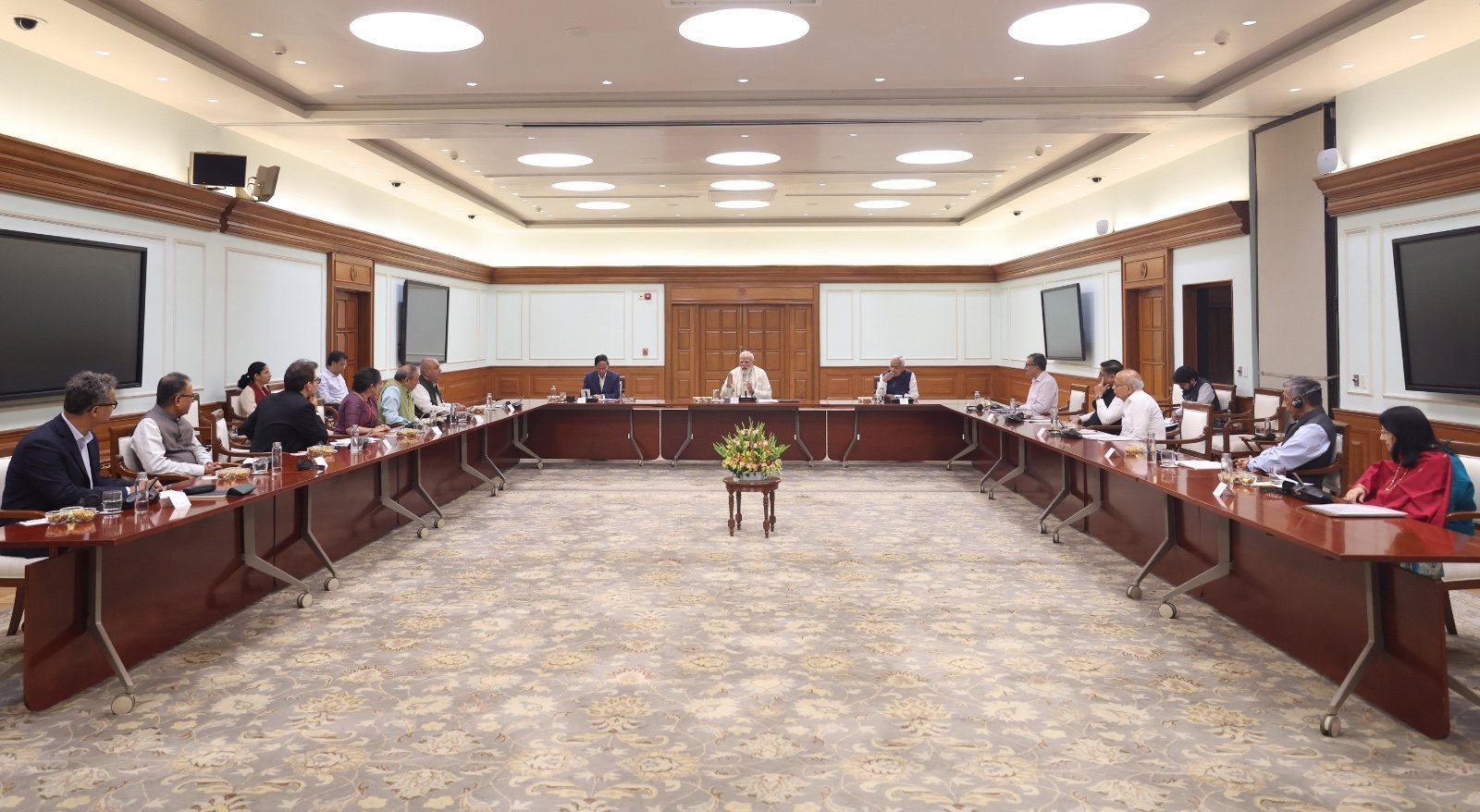 प्रधानमंत्री की आर्थिक सलाहकार परिषद की बैठक की अध्यक्षता की। भारत के आर्थिक परिवर्तन और दीर्घकालिक विकास प्राथमिकताओं से जुड़े विभिन्न महत्वपूर्ण मुद्दों पर विस्तृत चर्चा की। साथ ही, सुधारों की प्रक्रिया को और गति देने तथा ‘ईज़ ऑफ़ लिविंग’ (जीवन को अधिक सुगम बनाने) और ‘ईज़ ऑफ़ डूइंग बिज़नेस’ (व्यवसाय करने में आसानी) सुनिश्चित करने के संबंध में अपने विचार साझा किए।