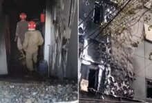 दिल्ली के मालवीय नगर स्थित लेमन ग्रीन होटल-रेस्तरां में बुधवार सुबह भीषण आग लगने से 20 लोगों की मौत हो गई, जबकि 27 लोगों को सुरक्षित बचाया गया। मृतकों में कई विदेशी नागरिक भी शामिल बताए जा रहे हैं। प्रारंभिक जांच में भवन निर्माण नियमों और अग्नि सुरक्षा मानकों के उल्लंघन की आशंका जताई गई है। प्रधानमंत्री नरेंद्र मोदी और मुख्यमंत्री रेखा गुप्ता ने घटना पर शोक व्यक्त किया है। मामले की जांच जारी है।
