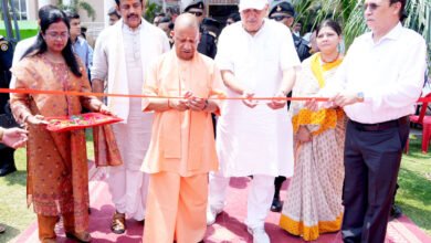 गोरखपुर में आयोजित संयुक्त मंडलीय खरीफ उत्पादकता संगोष्ठी-2026 में मुख्यमंत्री योगी आदित्यनाथ ने कहा कि प्रधानमंत्री नरेंद्र मोदी के नेतृत्व में कृषि क्षेत्र में हुए सुधारों से किसानों की आय और जीवन स्तर में सकारात्मक बदलाव आया है। उन्होंने बताया कि उत्तर प्रदेश खाद्यान्न उत्पादन में देश का अग्रणी राज्य बन चुका है। मुख्यमंत्री ने गुणवत्तापूर्ण बीज, प्राकृतिक खेती, फसल विविधीकरण, कृषि निर्यात और आधुनिक तकनीक अपनाने पर बल देते हुए किसानों को आत्मनिर्भर भारत का आधार बताया।