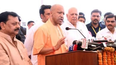 कुशीनगर दौरे पर मुख्यमंत्री योगी आदित्यनाथ ने महात्मा बुद्ध कृषि एवं प्रौद्योगिकी विश्वविद्यालय का निरीक्षण किया। उन्होंने कहा कि लगभग 450 करोड़ रुपये की लागत से बन रहा यह विश्वविद्यालय पूर्वी उत्तर प्रदेश के किसानों की आय बढ़ाने और आधुनिक कृषि तकनीक उपलब्ध कराने में महत्वपूर्ण भूमिका निभाएगा। मुख्यमंत्री ने इसी शैक्षणिक सत्र से प्रवेश प्रक्रिया शुरू करने की घोषणा की। उन्होंने कहा कि कुशीनगर अब विकास, शिक्षा, स्वास्थ्य और बेहतर बुनियादी ढांचे के नए प्रतिमान स्थापित कर रहा है।