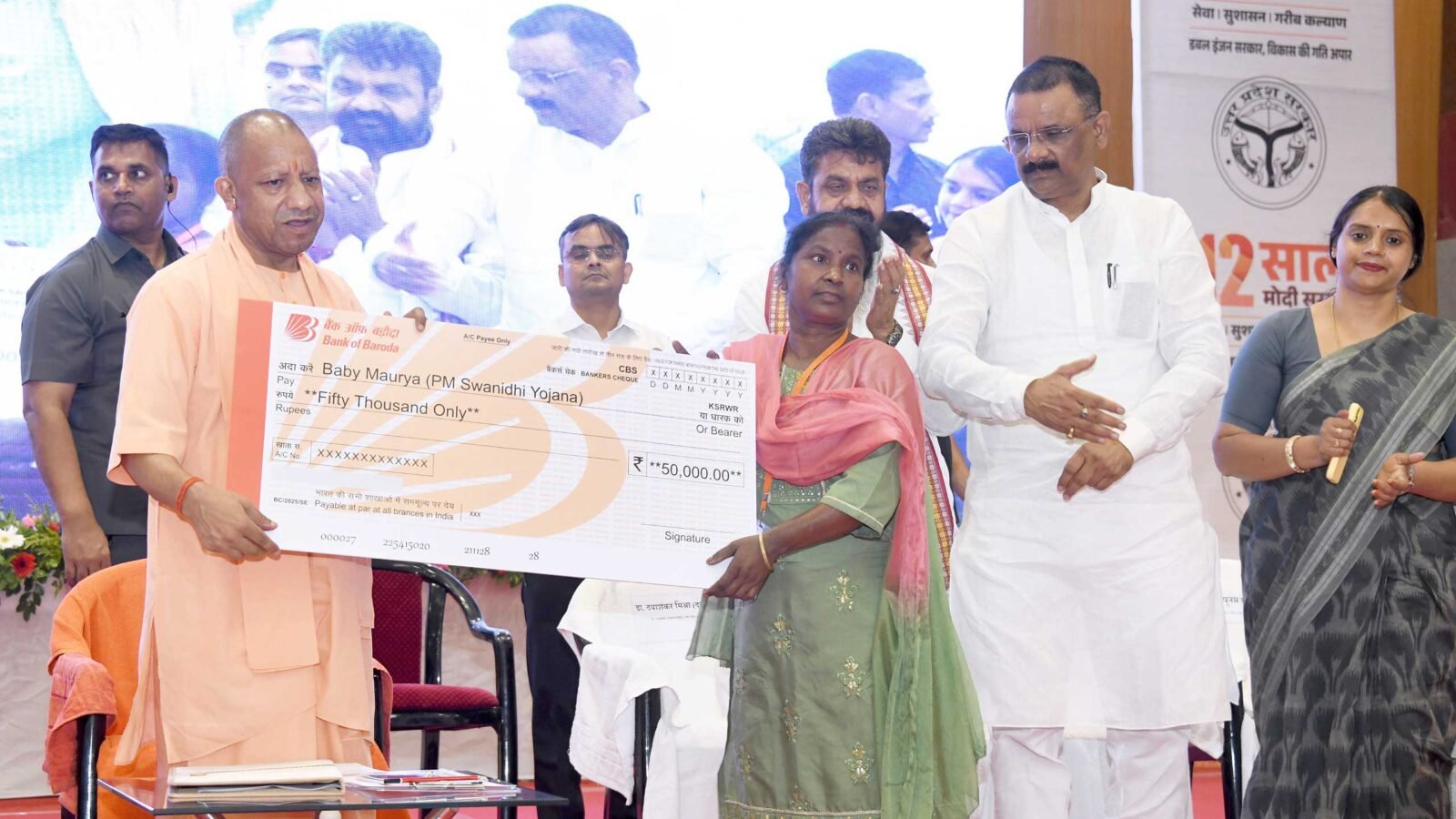 वाराणसी में आयोजित कार्यक्रम में मुख्यमंत्री योगी आदित्यनाथ ने प्रधानमंत्री नरेंद्र मोदी के 12 वर्षों के नेतृत्व को ऐतिहासिक बताते हुए कहा कि गरीब, किसान, महिला और युवाओं के उत्थान के लिए केंद्र सरकार की योजनाओं ने देश की तस्वीर बदल दी है। उन्होंने जनधन, आयुष्मान, पीएम आवास, स्वच्छ भारत, स्वनिधि और इंफ्रास्ट्रक्चर परियोजनाओं का उल्लेख करते हुए कहा कि काशी सहित पूरे देश को नई पहचान और विकास की नई दिशा मिली है।