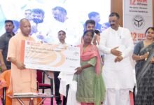 वाराणसी में आयोजित कार्यक्रम में मुख्यमंत्री योगी आदित्यनाथ ने प्रधानमंत्री नरेंद्र मोदी के 12 वर्षों के नेतृत्व को ऐतिहासिक बताते हुए कहा कि गरीब, किसान, महिला और युवाओं के उत्थान के लिए केंद्र सरकार की योजनाओं ने देश की तस्वीर बदल दी है। उन्होंने जनधन, आयुष्मान, पीएम आवास, स्वच्छ भारत, स्वनिधि और इंफ्रास्ट्रक्चर परियोजनाओं का उल्लेख करते हुए कहा कि काशी सहित पूरे देश को नई पहचान और विकास की नई दिशा मिली है।