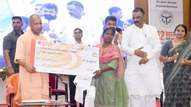 वाराणसी में आयोजित कार्यक्रम में मुख्यमंत्री योगी आदित्यनाथ ने प्रधानमंत्री नरेंद्र मोदी के 12 वर्षों के नेतृत्व को ऐतिहासिक बताते हुए कहा कि गरीब, किसान, महिला और युवाओं के उत्थान के लिए केंद्र सरकार की योजनाओं ने देश की तस्वीर बदल दी है। उन्होंने जनधन, आयुष्मान, पीएम आवास, स्वच्छ भारत, स्वनिधि और इंफ्रास्ट्रक्चर परियोजनाओं का उल्लेख करते हुए कहा कि काशी सहित पूरे देश को नई पहचान और विकास की नई दिशा मिली है।
