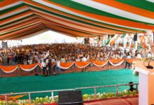 मुख्यमंत्री योगी आदित्यनाथ ने आजमगढ़ में 955 करोड़ रुपये की विकास परियोजनाओं का लोकार्पण और शिलान्यास करते हुए कहा कि जिले की पहचान अब माफिया और अपराध नहीं, बल्कि शिक्षा, संस्कृति, उद्योग और आधुनिक बुनियादी ढांचे से है। उन्होंने महाराजा सुहेलदेव राज्य विश्वविद्यालय, पूर्वांचल एक्सप्रेस-वे, एयरपोर्ट और ब्लैक पॉटरी उद्योग को जिले के विकास के प्रमुख प्रतीक बताया। कार्यक्रम में महिलाओं, युवाओं और कारीगरों के सशक्तिकरण पर भी जोर दिया गया।