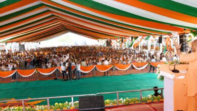 मुख्यमंत्री योगी आदित्यनाथ ने आजमगढ़ में 955 करोड़ रुपये की विकास परियोजनाओं का लोकार्पण और शिलान्यास करते हुए कहा कि जिले की पहचान अब माफिया और अपराध नहीं, बल्कि शिक्षा, संस्कृति, उद्योग और आधुनिक बुनियादी ढांचे से है। उन्होंने महाराजा सुहेलदेव राज्य विश्वविद्यालय, पूर्वांचल एक्सप्रेस-वे, एयरपोर्ट और ब्लैक पॉटरी उद्योग को जिले के विकास के प्रमुख प्रतीक बताया। कार्यक्रम में महिलाओं, युवाओं और कारीगरों के सशक्तिकरण पर भी जोर दिया गया।