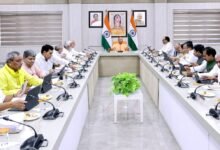 उत्तर प्रदेश कैबिनेट ने 18 शहरों में 1725 वातानुकूलित इलेक्ट्रिक बसों के संचालन को मंजूरी देकर शहरी परिवहन को नई दिशा दी है। साथ ही आगरा, बरेली और प्रयागराज में नए शहरों के विकास के लिए 225 करोड़ रुपये की पहली किस्त जारी करने का निर्णय लिया गया। योगी सरकार ने सेमीकंडक्टर नीति-2024 में संशोधन कर निवेश को बढ़ावा देने का भी फैसला किया है। इन निर्णयों से प्रदेश में परिवहन, शहरी विकास और औद्योगिक निवेश को गति मिलेगी।