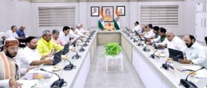 उत्तर प्रदेश कैबिनेट ने 18 शहरों में 1725 वातानुकूलित इलेक्ट्रिक बसों के संचालन को मंजूरी देकर शहरी परिवहन को नई दिशा दी है। साथ ही आगरा, बरेली और प्रयागराज में नए शहरों के विकास के लिए 225 करोड़ रुपये की पहली किस्त जारी करने का निर्णय लिया गया। योगी सरकार ने सेमीकंडक्टर नीति-2024 में संशोधन कर निवेश को बढ़ावा देने का भी फैसला किया है। इन निर्णयों से प्रदेश में परिवहन, शहरी विकास और औद्योगिक निवेश को गति मिलेगी।