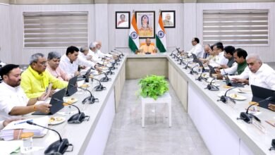उत्तर प्रदेश कैबिनेट ने 18 शहरों में 1725 वातानुकूलित इलेक्ट्रिक बसों के संचालन को मंजूरी देकर शहरी परिवहन को नई दिशा दी है। साथ ही आगरा, बरेली और प्रयागराज में नए शहरों के विकास के लिए 225 करोड़ रुपये की पहली किस्त जारी करने का निर्णय लिया गया। योगी सरकार ने सेमीकंडक्टर नीति-2024 में संशोधन कर निवेश को बढ़ावा देने का भी फैसला किया है। इन निर्णयों से प्रदेश में परिवहन, शहरी विकास और औद्योगिक निवेश को गति मिलेगी।