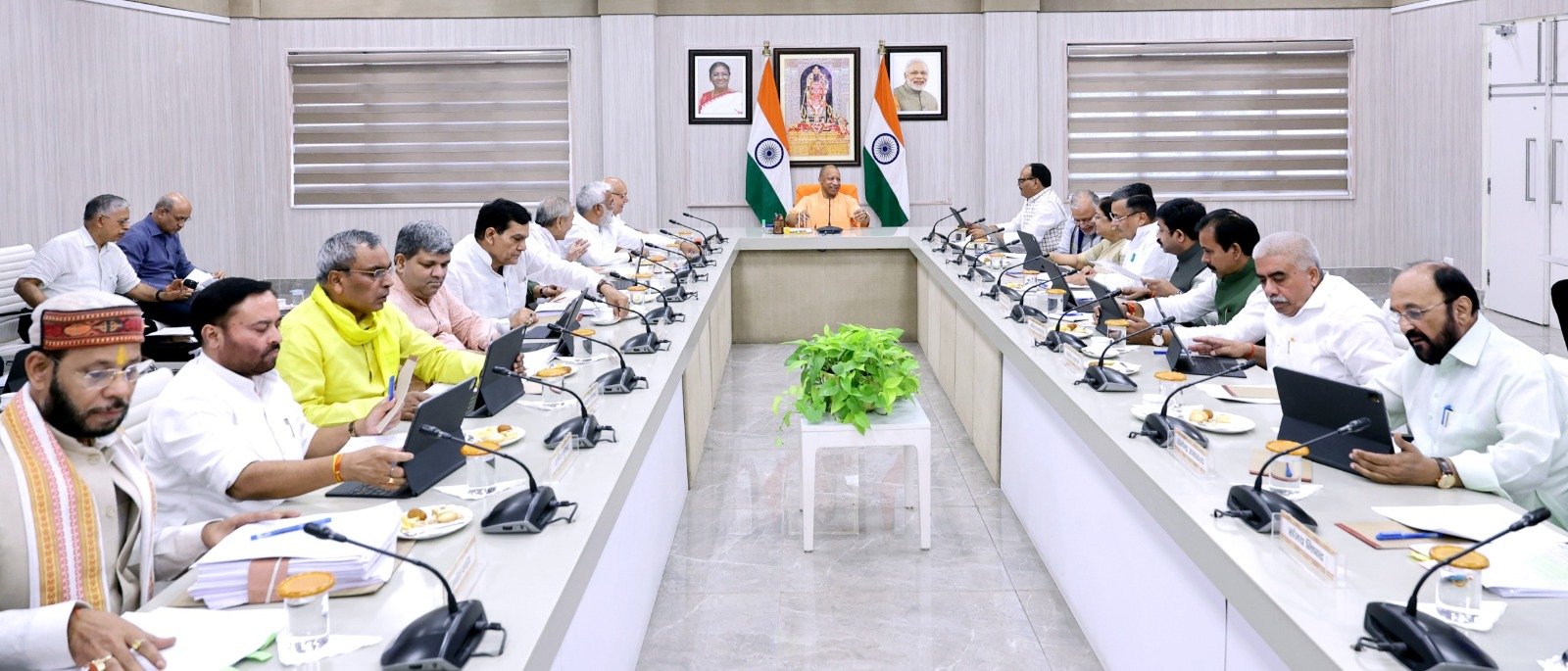 उत्तर प्रदेश कैबिनेट ने 18 शहरों में 1725 वातानुकूलित इलेक्ट्रिक बसों के संचालन को मंजूरी देकर शहरी परिवहन को नई दिशा दी है। साथ ही आगरा, बरेली और प्रयागराज में नए शहरों के विकास के लिए 225 करोड़ रुपये की पहली किस्त जारी करने का निर्णय लिया गया। योगी सरकार ने सेमीकंडक्टर नीति-2024 में संशोधन कर निवेश को बढ़ावा देने का भी फैसला किया है। इन निर्णयों से प्रदेश में परिवहन, शहरी विकास और औद्योगिक निवेश को गति मिलेगी।
