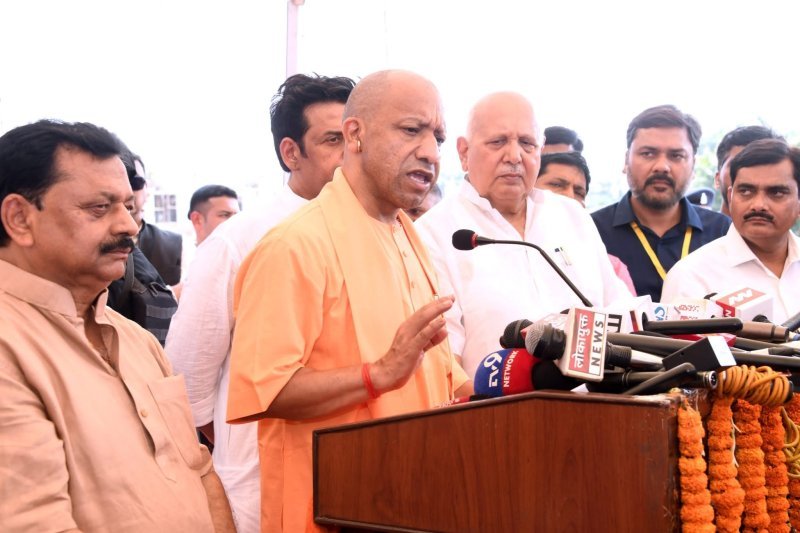 कुशीनगर दौरे पर मुख्यमंत्री योगी आदित्यनाथ ने महात्मा बुद्ध कृषि एवं प्रौद्योगिकी विश्वविद्यालय का निरीक्षण किया। उन्होंने कहा कि लगभग 450 करोड़ रुपये की लागत से बन रहा यह विश्वविद्यालय पूर्वी उत्तर प्रदेश के किसानों की आय बढ़ाने और आधुनिक कृषि तकनीक उपलब्ध कराने में महत्वपूर्ण भूमिका निभाएगा। मुख्यमंत्री ने इसी शैक्षणिक सत्र से प्रवेश प्रक्रिया शुरू करने की घोषणा की। उन्होंने कहा कि कुशीनगर अब विकास, शिक्षा, स्वास्थ्य और बेहतर बुनियादी ढांचे के नए प्रतिमान स्थापित कर रहा है।