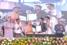 गोरखपुर में मुख्यमंत्री योगी आदित्यनाथ ने गीडा के फ्लैटेड फैक्ट्री कॉम्प्लेक्स और कामगार आवासीय परिसर का उद्घाटन करते हुए कहा कि प्रदेश में अपराध और भ्रष्टाचार के खिलाफ जीरो टॉलरेंस की नीति जारी रहेगी। उन्होंने कहा कि सुरक्षा के माहौल के कारण उत्तर प्रदेश को 50 लाख करोड़ रुपये के निवेश प्रस्ताव मिले हैं। गीडा में 50 हजार युवाओं को रोजगार मिला है और औद्योगिक विकास के साथ पूर्वांचल रोजगार एवं निवेश का बड़ा केंद्र बन रहा है।