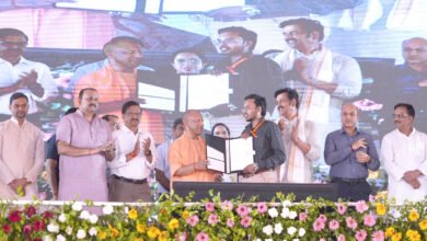 गोरखपुर में मुख्यमंत्री योगी आदित्यनाथ ने गीडा के फ्लैटेड फैक्ट्री कॉम्प्लेक्स और कामगार आवासीय परिसर का उद्घाटन करते हुए कहा कि प्रदेश में अपराध और भ्रष्टाचार के खिलाफ जीरो टॉलरेंस की नीति जारी रहेगी। उन्होंने कहा कि सुरक्षा के माहौल के कारण उत्तर प्रदेश को 50 लाख करोड़ रुपये के निवेश प्रस्ताव मिले हैं। गीडा में 50 हजार युवाओं को रोजगार मिला है और औद्योगिक विकास के साथ पूर्वांचल रोजगार एवं निवेश का बड़ा केंद्र बन रहा है।
