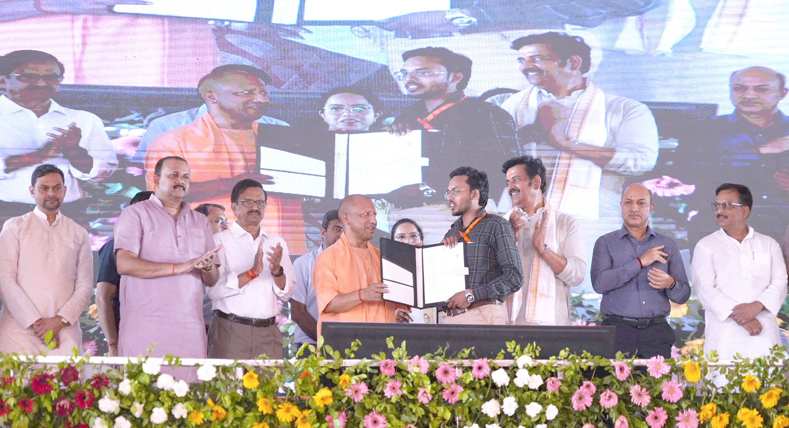 गोरखपुर में मुख्यमंत्री योगी आदित्यनाथ ने गीडा के फ्लैटेड फैक्ट्री कॉम्प्लेक्स और कामगार आवासीय परिसर का उद्घाटन करते हुए कहा कि प्रदेश में अपराध और भ्रष्टाचार के खिलाफ जीरो टॉलरेंस की नीति जारी रहेगी। उन्होंने कहा कि सुरक्षा के माहौल के कारण उत्तर प्रदेश को 50 लाख करोड़ रुपये के निवेश प्रस्ताव मिले हैं। गीडा में 50 हजार युवाओं को रोजगार मिला है और औद्योगिक विकास के साथ पूर्वांचल रोजगार एवं निवेश का बड़ा केंद्र बन रहा है।