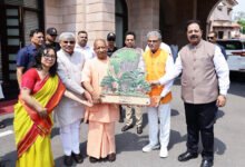 विश्व पर्यावरण दिवस पर मुख्यमंत्री योगी आदित्यनाथ ने लखनऊ के कुकरैल वन क्षेत्र से ‘एक पेड़ मां के नाम’ महाभियान का शुभारंभ किया। उन्होंने कहा कि पर्यावरण संरक्षण हर नागरिक का दायित्व है और प्रत्येक व्यक्ति अपनी मां के नाम एक पौधा अवश्य लगाए। मुख्यमंत्री ने जल संरक्षण, सिंगल यूज प्लास्टिक पर रोक तथा पौधों के संरक्षण का आह्वान किया। उन्होंने बताया कि प्रदेश में पिछले 9 वर्षों में 242 करोड़ से अधिक पौधे लगाए गए हैं, जिससे वन क्षेत्र में उल्लेखनीय वृद्धि हुई है।