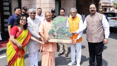 विश्व पर्यावरण दिवस पर मुख्यमंत्री योगी आदित्यनाथ ने लखनऊ के कुकरैल वन क्षेत्र से ‘एक पेड़ मां के नाम’ महाभियान का शुभारंभ किया। उन्होंने कहा कि पर्यावरण संरक्षण हर नागरिक का दायित्व है और प्रत्येक व्यक्ति अपनी मां के नाम एक पौधा अवश्य लगाए। मुख्यमंत्री ने जल संरक्षण, सिंगल यूज प्लास्टिक पर रोक तथा पौधों के संरक्षण का आह्वान किया। उन्होंने बताया कि प्रदेश में पिछले 9 वर्षों में 242 करोड़ से अधिक पौधे लगाए गए हैं, जिससे वन क्षेत्र में उल्लेखनीय वृद्धि हुई है।