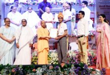 लखनऊ के लोकभवन में आयोजित मेधावी विद्यार्थी सम्मान समारोह में मुख्यमंत्री योगी आदित्यनाथ ने कहा कि सफलता का कोई शॉर्टकट नहीं होता, बल्कि ईमानदार मेहनत, अनुशासन और लक्ष्य के प्रति समर्पण ही सफलता की कुंजी है। उन्होंने प्रदेश के 223 मेधावी विद्यार्थियों को सम्मानित करते हुए छात्राओं की उपलब्धियों की सराहना की। मुख्यमंत्री ने अभिभावकों से बच्चों को रचनात्मक गतिविधियों से जोड़ने, स्मार्टफोन के दुष्प्रभावों से बचाने तथा विद्यार्थियों को ज्ञान, स्वास्थ्य और आत्मविश्वास के साथ आगे बढ़ने का संदेश दिया।