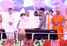 बलरामपुर के तुलसीपुर क्षेत्र में मुख्यमंत्री योगी आदित्यनाथ ने 392.25 करोड़ रुपये की 126 विकास परियोजनाओं का लोकार्पण एवं शिलान्यास किया। इस अवसर पर उन्होंने कहा कि प्रदेश में माफिया राज समाप्त कर विकास, सुरक्षा और सुशासन स्थापित किया गया है। मुख्यमंत्री ने गरीब कल्याणकारी योजनाओं, निवेश, शिक्षा, स्वास्थ्य और पर्यावरण संरक्षण पर जोर देते हुए कहा कि डबल इंजन सरकार की नीतियों से बलरामपुर आज विकास का नया मॉडल बनकर उभर रहा है।