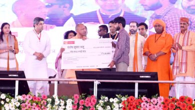 बलरामपुर के तुलसीपुर क्षेत्र में मुख्यमंत्री योगी आदित्यनाथ ने 392.25 करोड़ रुपये की 126 विकास परियोजनाओं का लोकार्पण एवं शिलान्यास किया। इस अवसर पर उन्होंने कहा कि प्रदेश में माफिया राज समाप्त कर विकास, सुरक्षा और सुशासन स्थापित किया गया है। मुख्यमंत्री ने गरीब कल्याणकारी योजनाओं, निवेश, शिक्षा, स्वास्थ्य और पर्यावरण संरक्षण पर जोर देते हुए कहा कि डबल इंजन सरकार की नीतियों से बलरामपुर आज विकास का नया मॉडल बनकर उभर रहा है।