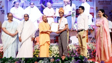 लखनऊ के लोकभवन में आयोजित मेधावी विद्यार्थी सम्मान समारोह में मुख्यमंत्री योगी आदित्यनाथ ने कहा कि सफलता का कोई शॉर्टकट नहीं होता, बल्कि ईमानदार मेहनत, अनुशासन और लक्ष्य के प्रति समर्पण ही सफलता की कुंजी है। उन्होंने प्रदेश के 223 मेधावी विद्यार्थियों को सम्मानित करते हुए छात्राओं की उपलब्धियों की सराहना की। मुख्यमंत्री ने अभिभावकों से बच्चों को रचनात्मक गतिविधियों से जोड़ने, स्मार्टफोन के दुष्प्रभावों से बचाने तथा विद्यार्थियों को ज्ञान, स्वास्थ्य और आत्मविश्वास के साथ आगे बढ़ने का संदेश दिया।
