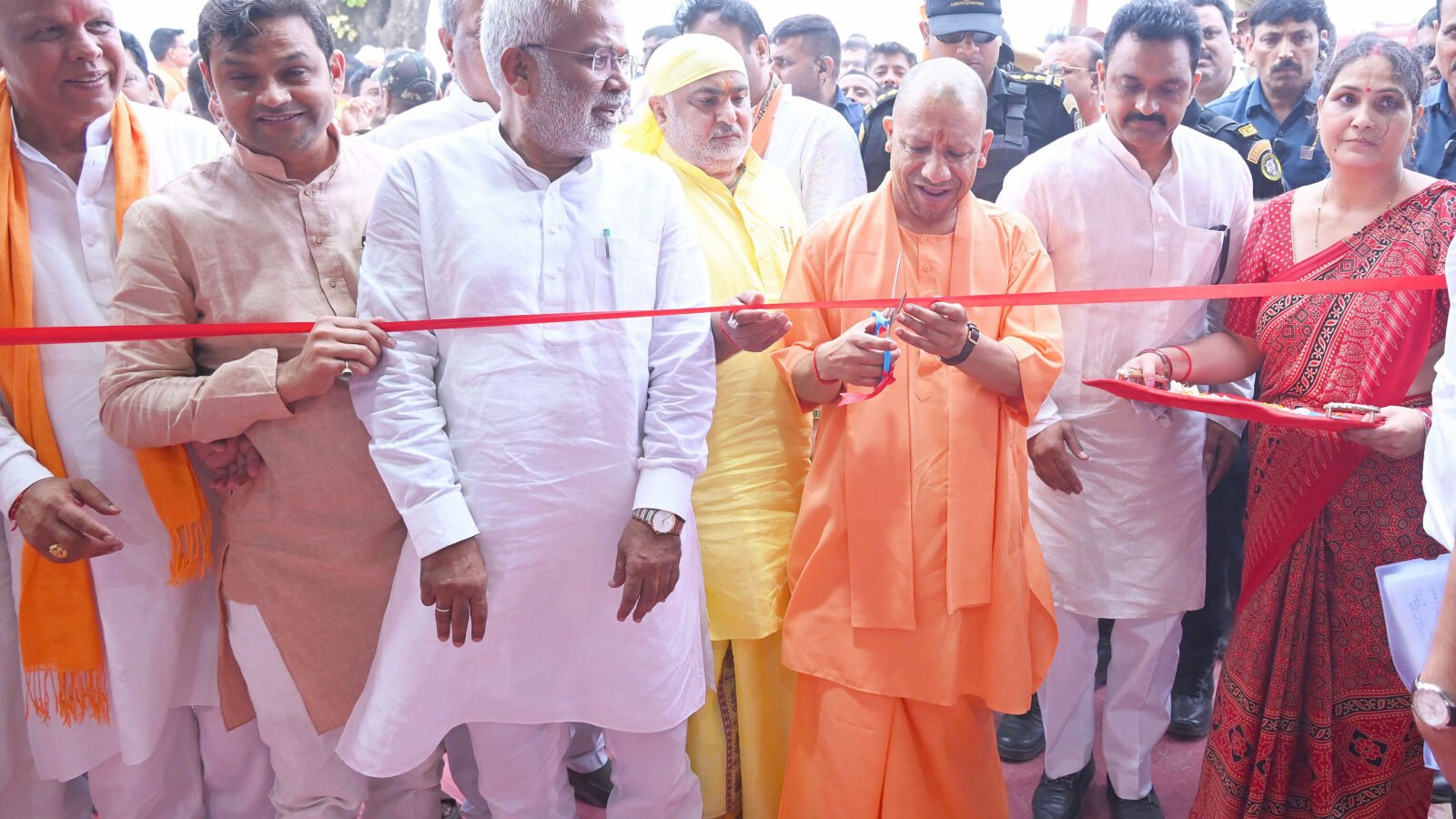 गोरखपुर के चिल्लूपार विधानसभा क्षेत्र में मुख्यमंत्री योगी आदित्यनाथ ने 295 करोड़ रुपये से अधिक लागत की 319 विकास परियोजनाओं का लोकार्पण एवं शिलान्यास किया। उन्होंने दावा किया कि क्षेत्र में उद्योग, सीमेंट फैक्ट्री, पावर प्लांट और ग्रेटर GIDA के माध्यम से बड़े पैमाने पर रोजगार सृजित होंगे। सीएम ने कहा कि बेहतर कनेक्टिविटी, निवेश और डबल इंजन सरकार की नीतियों से अब युवाओं को रोजगार के लिए पलायन नहीं करना पड़ेगा और चिल्लूपार विकास का नया केंद्र बनेगा।