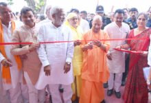 गोरखपुर के चिल्लूपार विधानसभा क्षेत्र में मुख्यमंत्री योगी आदित्यनाथ ने 295 करोड़ रुपये से अधिक लागत की 319 विकास परियोजनाओं का लोकार्पण एवं शिलान्यास किया। उन्होंने दावा किया कि क्षेत्र में उद्योग, सीमेंट फैक्ट्री, पावर प्लांट और ग्रेटर GIDA के माध्यम से बड़े पैमाने पर रोजगार सृजित होंगे। सीएम ने कहा कि बेहतर कनेक्टिविटी, निवेश और डबल इंजन सरकार की नीतियों से अब युवाओं को रोजगार के लिए पलायन नहीं करना पड़ेगा और चिल्लूपार विकास का नया केंद्र बनेगा।