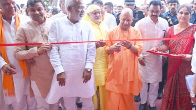 गोरखपुर के चिल्लूपार विधानसभा क्षेत्र में मुख्यमंत्री योगी आदित्यनाथ ने 295 करोड़ रुपये से अधिक लागत की 319 विकास परियोजनाओं का लोकार्पण एवं शिलान्यास किया। उन्होंने दावा किया कि क्षेत्र में उद्योग, सीमेंट फैक्ट्री, पावर प्लांट और ग्रेटर GIDA के माध्यम से बड़े पैमाने पर रोजगार सृजित होंगे। सीएम ने कहा कि बेहतर कनेक्टिविटी, निवेश और डबल इंजन सरकार की नीतियों से अब युवाओं को रोजगार के लिए पलायन नहीं करना पड़ेगा और चिल्लूपार विकास का नया केंद्र बनेगा।