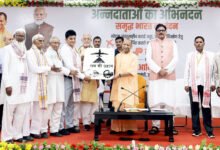 नोएडा इंटरनेशनल एयरपोर्ट, जेवर से पहली वाणिज्यिक उड़ान के जरिए लखनऊ पहुंचे 170 किसानों का मुख्यमंत्री योगी आदित्यनाथ ने सम्मान किया। किसानों को संबोधित करते हुए उन्होंने कहा कि जेवर अब देश के सबसे बड़े विकास केंद्रों में शामिल हो चुका है और यहां दुनिया की बड़ी कंपनियां, विश्वविद्यालय व निवेशक आना चाहते हैं। मुख्यमंत्री ने कहा कि किसानों के सहयोग से बना यह एयरपोर्ट क्षेत्र की तकदीर बदलने के साथ युवाओं के लिए रोजगार और किसानों के लिए समृद्धि के नए द्वार खोलेगा।