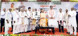 नोएडा इंटरनेशनल एयरपोर्ट, जेवर से पहली वाणिज्यिक उड़ान के जरिए लखनऊ पहुंचे 170 किसानों का मुख्यमंत्री योगी आदित्यनाथ ने सम्मान किया। किसानों को संबोधित करते हुए उन्होंने कहा कि जेवर अब देश के सबसे बड़े विकास केंद्रों में शामिल हो चुका है और यहां दुनिया की बड़ी कंपनियां, विश्वविद्यालय व निवेशक आना चाहते हैं। मुख्यमंत्री ने कहा कि किसानों के सहयोग से बना यह एयरपोर्ट क्षेत्र की तकदीर बदलने के साथ युवाओं के लिए रोजगार और किसानों के लिए समृद्धि के नए द्वार खोलेगा।