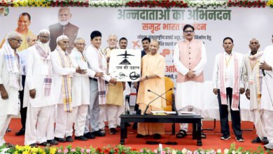 नोएडा इंटरनेशनल एयरपोर्ट, जेवर से पहली वाणिज्यिक उड़ान के जरिए लखनऊ पहुंचे 170 किसानों का मुख्यमंत्री योगी आदित्यनाथ ने सम्मान किया। किसानों को संबोधित करते हुए उन्होंने कहा कि जेवर अब देश के सबसे बड़े विकास केंद्रों में शामिल हो चुका है और यहां दुनिया की बड़ी कंपनियां, विश्वविद्यालय व निवेशक आना चाहते हैं। मुख्यमंत्री ने कहा कि किसानों के सहयोग से बना यह एयरपोर्ट क्षेत्र की तकदीर बदलने के साथ युवाओं के लिए रोजगार और किसानों के लिए समृद्धि के नए द्वार खोलेगा।