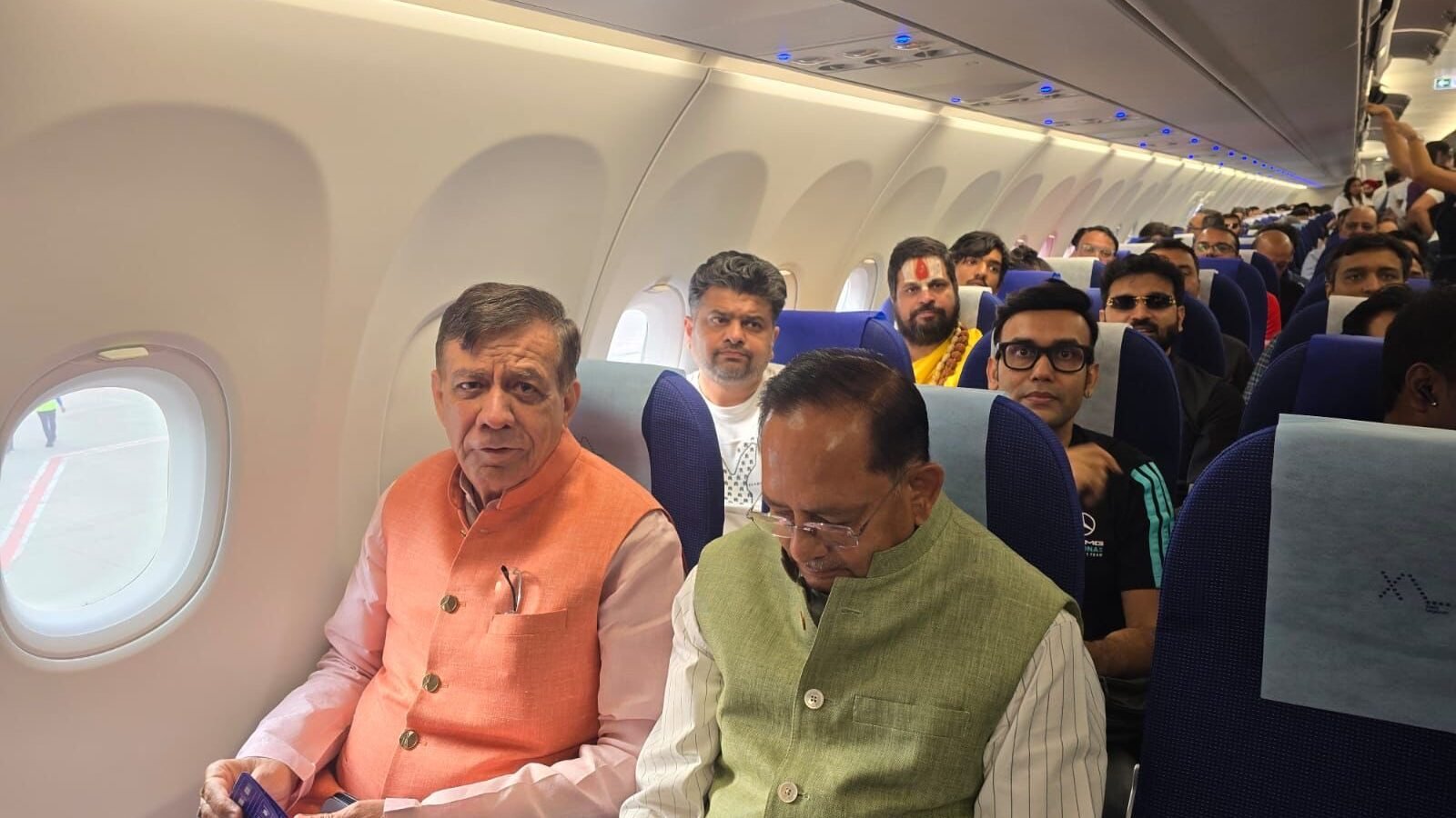 उत्तर प्रदेश के लिए ऐतिहासिक उपलब्धि के रूप में नोएडा इंटरनेशनल एयरपोर्ट (जेवर) से वाणिज्यिक उड़ानों का संचालन शुरू हो गया है। इंडिगो की पहली उड़ान लखनऊ से जेवर पहुंची और पहली प्रस्थान उड़ान बेंगलुरु के लिए रवाना हुई। आधुनिक सुविधाओं से लैस यह एयरपोर्ट पश्चिमी उत्तर प्रदेश और एनसीआर को नई कनेक्टिविटी प्रदान करेगा। भविष्य में अंतरराष्ट्रीय उड़ानें, कार्गो हब और 7 करोड़ वार्षिक यात्रियों की क्षमता के साथ यह प्रदेश की अर्थव्यवस्था, निवेश, रोजगार और पर्यटन को नई गति देगा।