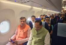 उत्तर प्रदेश के लिए ऐतिहासिक उपलब्धि के रूप में नोएडा इंटरनेशनल एयरपोर्ट (जेवर) से वाणिज्यिक उड़ानों का संचालन शुरू हो गया है। इंडिगो की पहली उड़ान लखनऊ से जेवर पहुंची और पहली प्रस्थान उड़ान बेंगलुरु के लिए रवाना हुई। आधुनिक सुविधाओं से लैस यह एयरपोर्ट पश्चिमी उत्तर प्रदेश और एनसीआर को नई कनेक्टिविटी प्रदान करेगा। भविष्य में अंतरराष्ट्रीय उड़ानें, कार्गो हब और 7 करोड़ वार्षिक यात्रियों की क्षमता के साथ यह प्रदेश की अर्थव्यवस्था, निवेश, रोजगार और पर्यटन को नई गति देगा।