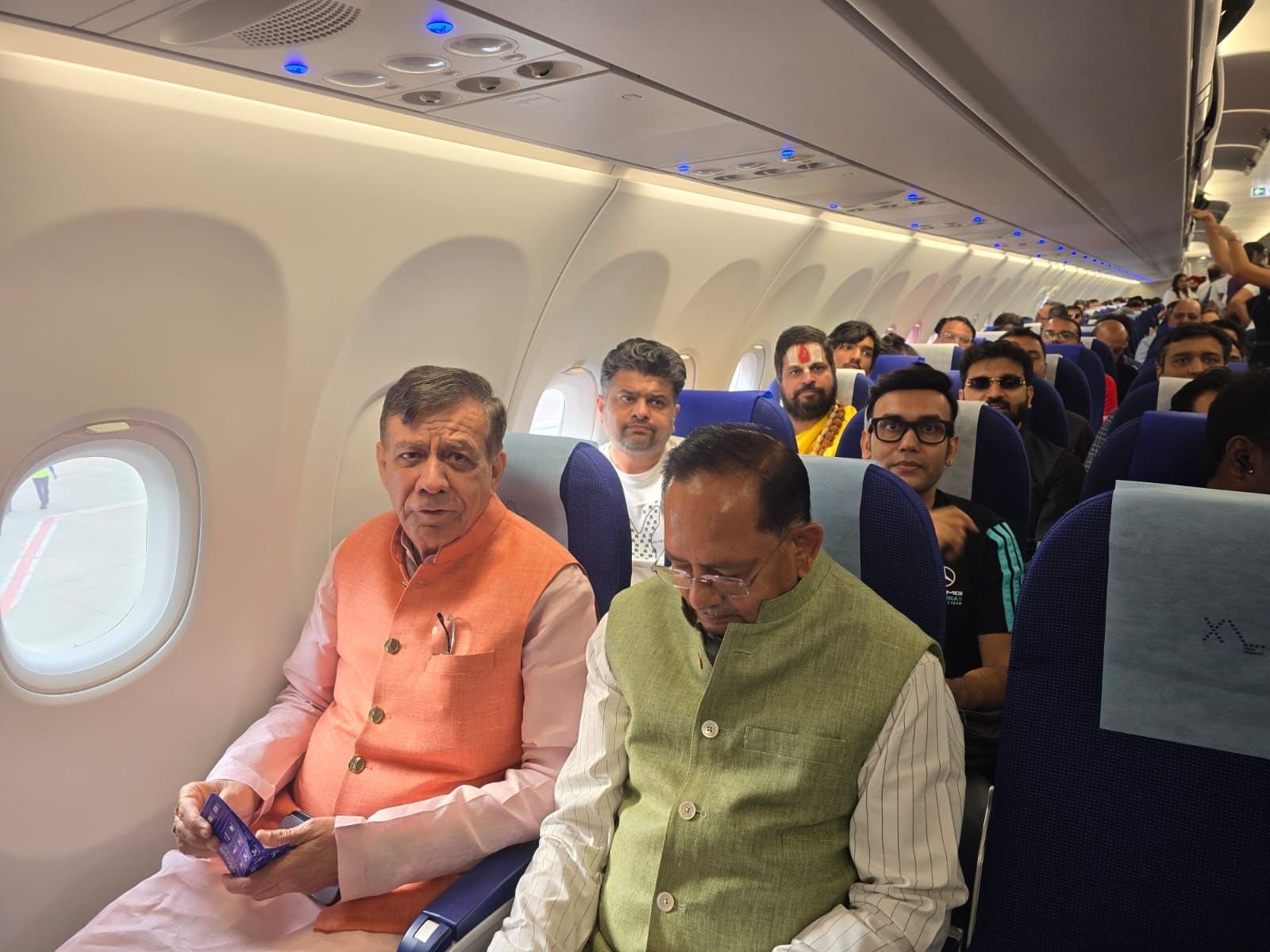 उत्तर प्रदेश के लिए ऐतिहासिक उपलब्धि के रूप में नोएडा इंटरनेशनल एयरपोर्ट (जेवर) से वाणिज्यिक उड़ानों का संचालन शुरू हो गया है। इंडिगो की पहली उड़ान लखनऊ से जेवर पहुंची और पहली प्रस्थान उड़ान बेंगलुरु के लिए रवाना हुई। आधुनिक सुविधाओं से लैस यह एयरपोर्ट पश्चिमी उत्तर प्रदेश और एनसीआर को नई कनेक्टिविटी प्रदान करेगा। भविष्य में अंतरराष्ट्रीय उड़ानें, कार्गो हब और 7 करोड़ वार्षिक यात्रियों की क्षमता के साथ यह प्रदेश की अर्थव्यवस्था, निवेश, रोजगार और पर्यटन को नई गति देगा।