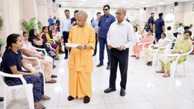 लखनऊ में आयोजित जनता दर्शन कार्यक्रम में मुख्यमंत्री योगी आदित्यनाथ ने प्रदेशभर से आए लोगों की समस्याएं सुनीं और अधिकारियों को समयसीमा के भीतर समाधान सुनिश्चित करने के निर्देश दिए। उन्होंने लंबित राजस्व वादों की समीक्षा, जरूरतमंदों को न्याय एवं योजनाओं का लाभ दिलाने पर जोर दिया। साथ ही आर्थिक रूप से कमजोर परिवार की बच्ची की शिक्षा में हर संभव सहायता का आश्वासन भी दिया।