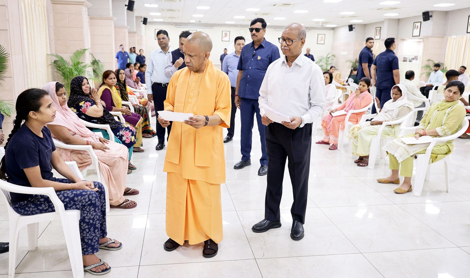 लखनऊ में आयोजित जनता दर्शन कार्यक्रम में मुख्यमंत्री योगी आदित्यनाथ ने प्रदेशभर से आए लोगों की समस्याएं सुनीं और अधिकारियों को समयसीमा के भीतर समाधान सुनिश्चित करने के निर्देश दिए। उन्होंने लंबित राजस्व वादों की समीक्षा, जरूरतमंदों को न्याय एवं योजनाओं का लाभ दिलाने पर जोर दिया। साथ ही आर्थिक रूप से कमजोर परिवार की बच्ची की शिक्षा में हर संभव सहायता का आश्वासन भी दिया।