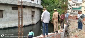 मानसून से पहले नाला सफाई कार्यों की समीक्षा के लिए नगर आयुक्त हिमांशु नागपाल ने वाराणसी के कई क्षेत्रों का औचक निरीक्षण किया। सुंदरपुर, साकेत नगर और संकट मोचन में कार्य मानक के अनुरूप न मिलने पर अध्या ट्रेडर्स पर ₹50 हजार का जुर्माना लगाया गया। वहीं लापरवाही बरतने वाले अवर अभियंता पंकज पटेल को प्रतिकूल प्रविष्टि देने के निर्देश दिए गए।