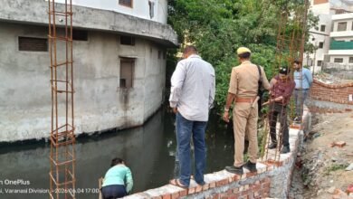 मानसून से पहले नाला सफाई कार्यों की समीक्षा के लिए नगर आयुक्त हिमांशु नागपाल ने वाराणसी के कई क्षेत्रों का औचक निरीक्षण किया। सुंदरपुर, साकेत नगर और संकट मोचन में कार्य मानक के अनुरूप न मिलने पर अध्या ट्रेडर्स पर ₹50 हजार का जुर्माना लगाया गया। वहीं लापरवाही बरतने वाले अवर अभियंता पंकज पटेल को प्रतिकूल प्रविष्टि देने के निर्देश दिए गए।