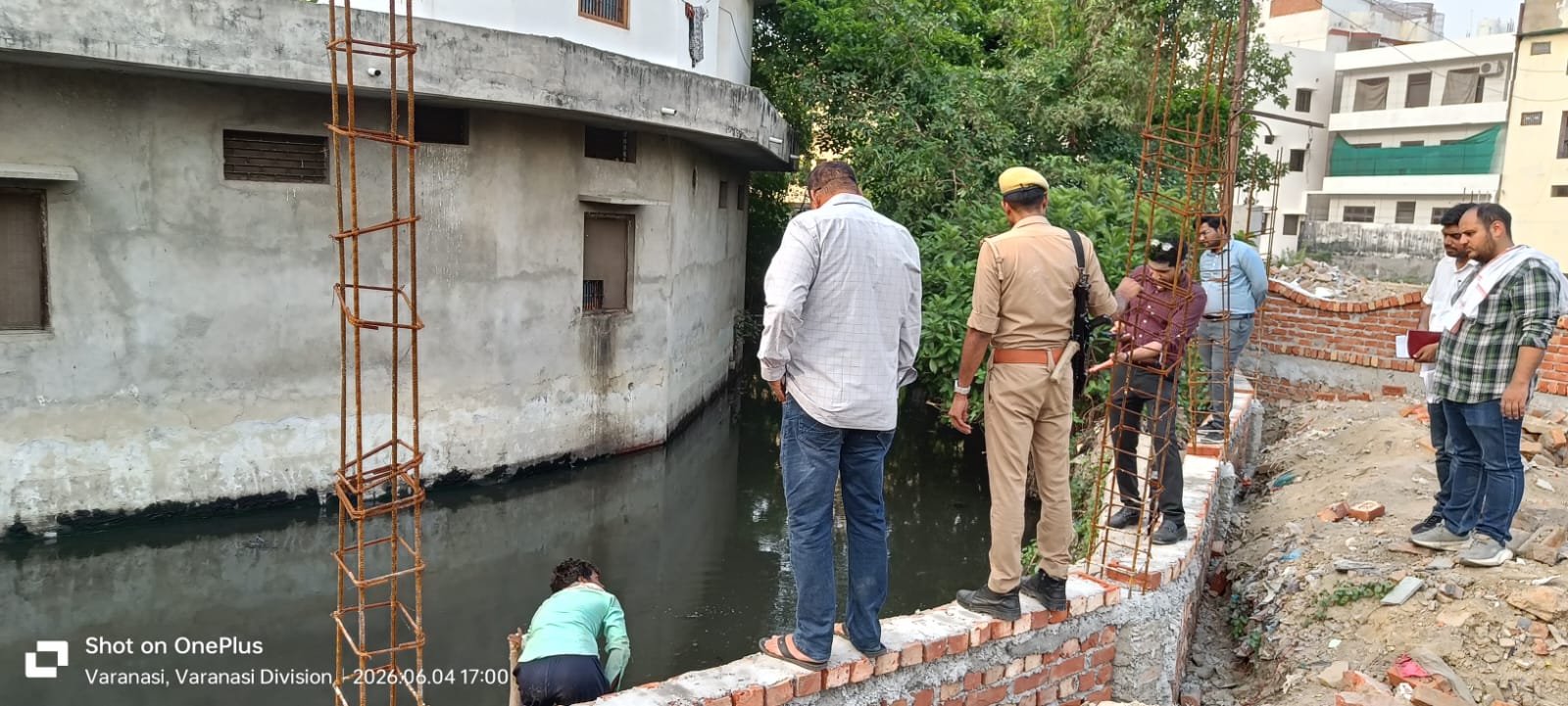 मानसून से पहले नाला सफाई कार्यों की समीक्षा के लिए नगर आयुक्त हिमांशु नागपाल ने वाराणसी के कई क्षेत्रों का औचक निरीक्षण किया। सुंदरपुर, साकेत नगर और संकट मोचन में कार्य मानक के अनुरूप न मिलने पर अध्या ट्रेडर्स पर ₹50 हजार का जुर्माना लगाया गया। वहीं लापरवाही बरतने वाले अवर अभियंता पंकज पटेल को प्रतिकूल प्रविष्टि देने के निर्देश दिए गए।